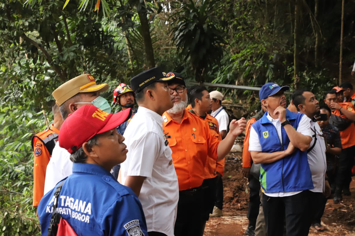 Pj. Bupati Bogor Tinjau Langsung Lokasi Longsor di Babakan Madang Sekaligus Serahkan Bantuan Kepada Para Korban Terdampak Bencana